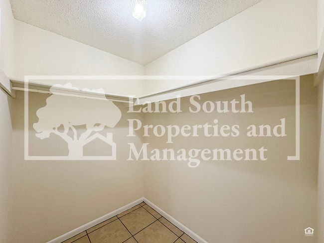 Building Photo - 1701 King Ave