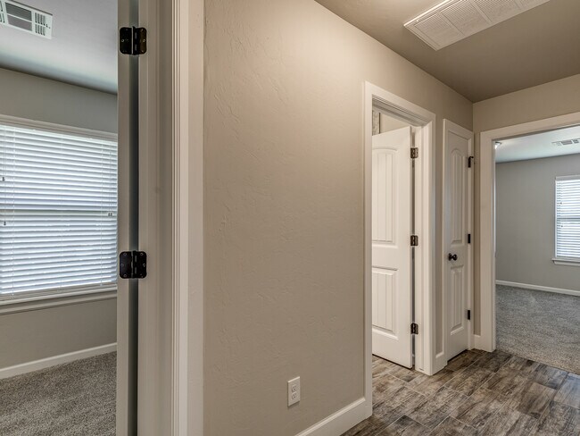 Building Photo - 4505 Black Mesa Ln