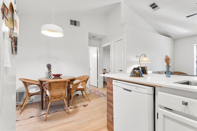 Building Photo - 1411 Gracy Farms Ln