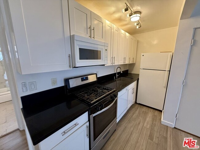 Building Photo - 1333 N Fuller Ave