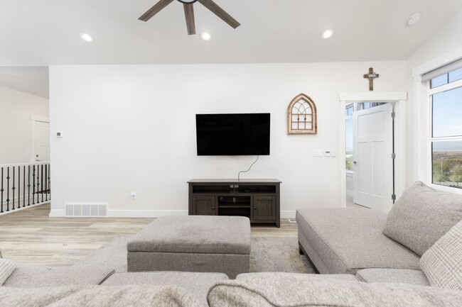 Building Photo - **Charming Home in Provo, UT 84401 – Avail...