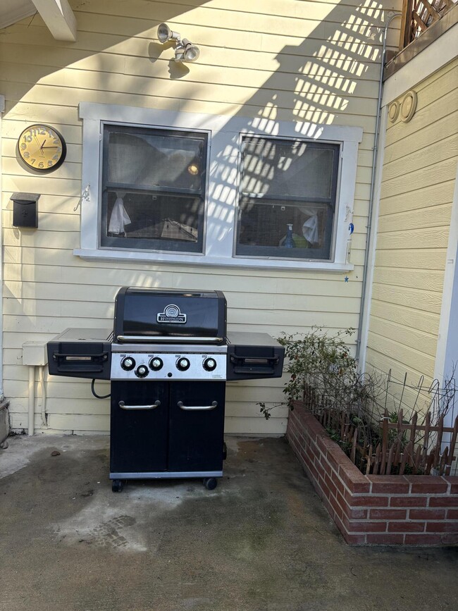 Building Photo - 839 N Orange Dr