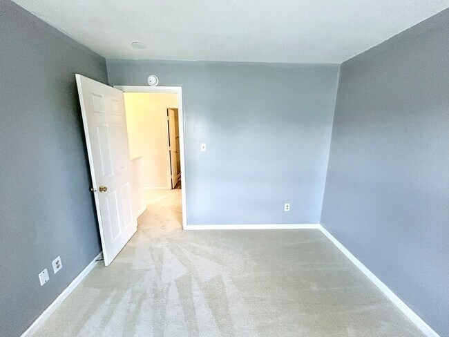 Building Photo - 6432 Goldenrod Ct