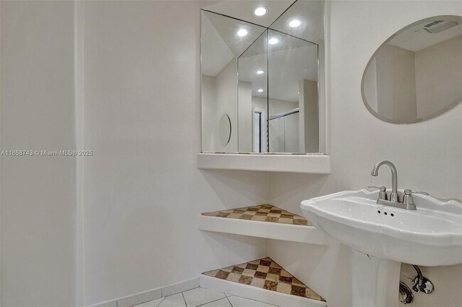 Building Photo - 760 E Coco Plum Cir