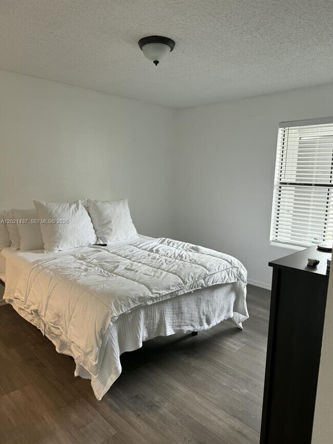 Building Photo - 10360 SW 150th Ct