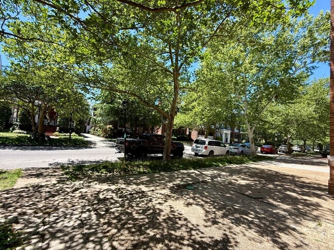 Building Photo - Charming 2-bedroom, 1-bath condo in the heart of Ghent