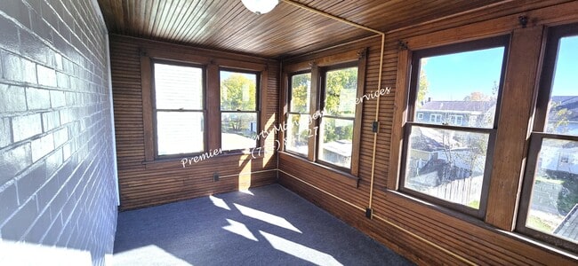 Building Photo - 922 Winslow Ave