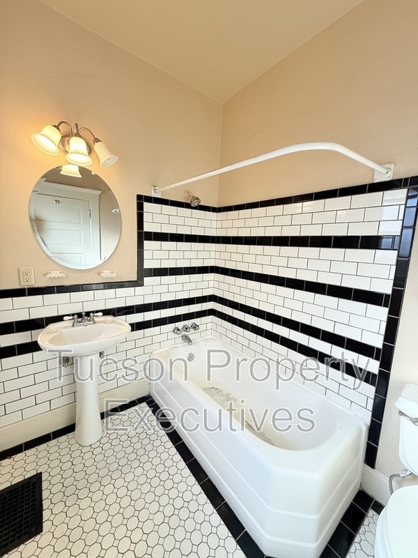 Building Photo - 340 S Scott Ave