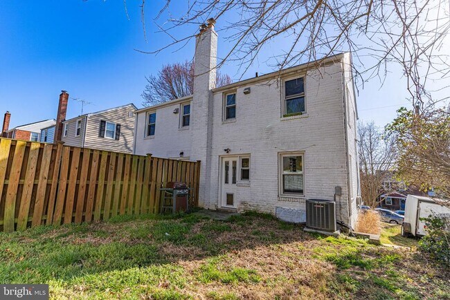 Building Photo - 2722 Jefferson Dr