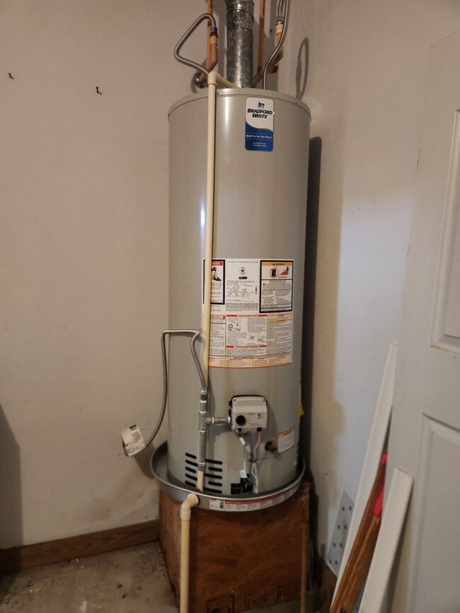 Building Photo - Move in Ready in NW Gainesville!