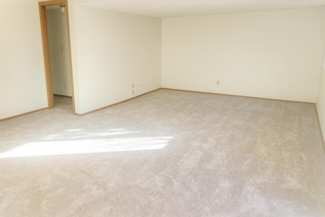 Building Photo - 9 Heights Rd NE