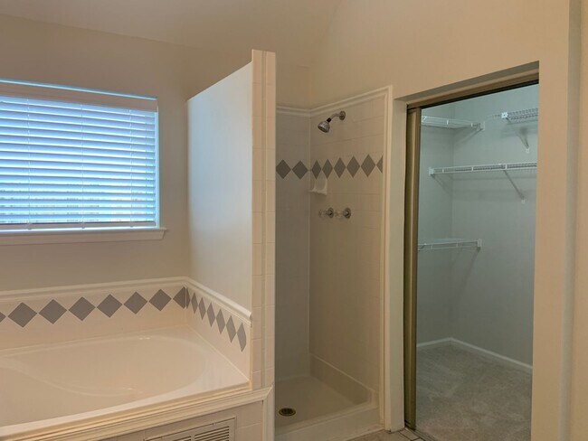 Building Photo - Updated 3 Bedroom in Adams Farm