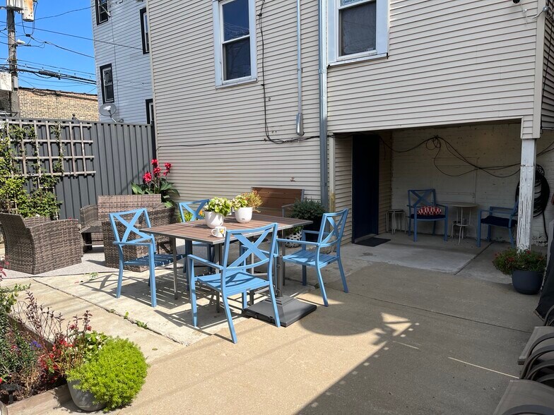 Building Photo - 2338 N Avers Ave