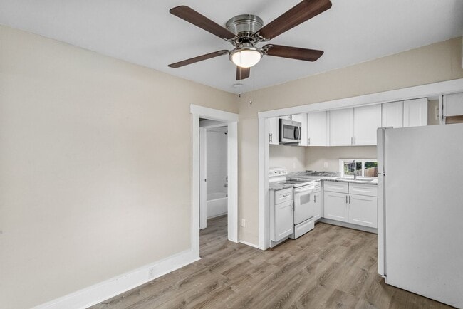 Building Photo - 3 Bed/2 Bath **Spiral Staircase, Split Level w/ NEW Bottom Floor Addition & LOTS of Extras** Redu...