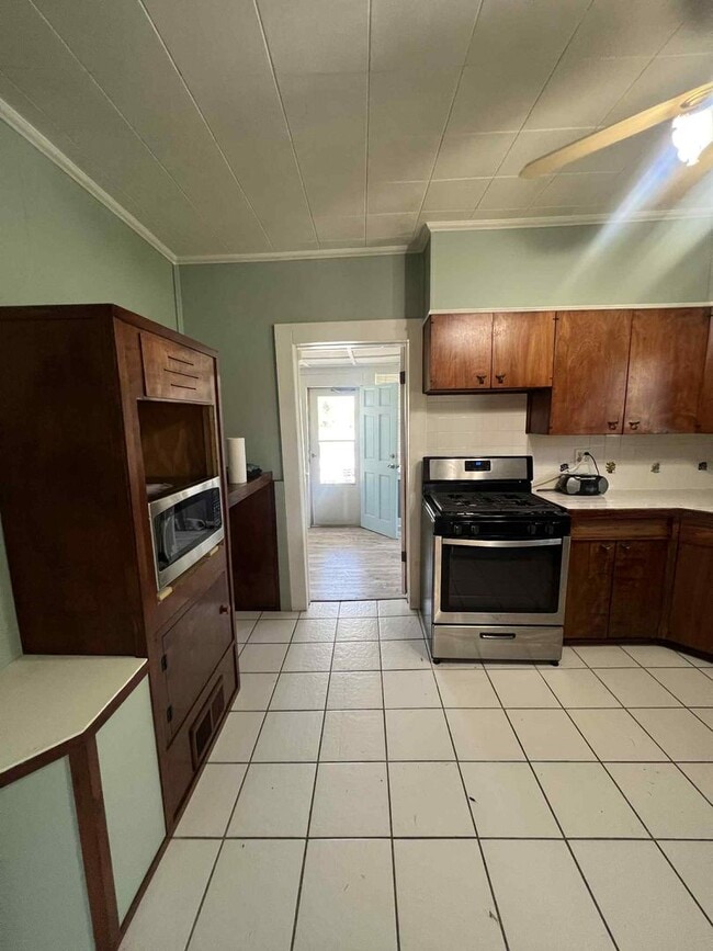 Building Photo - Charming 3 bedroom / 2 bathroom home with ...
