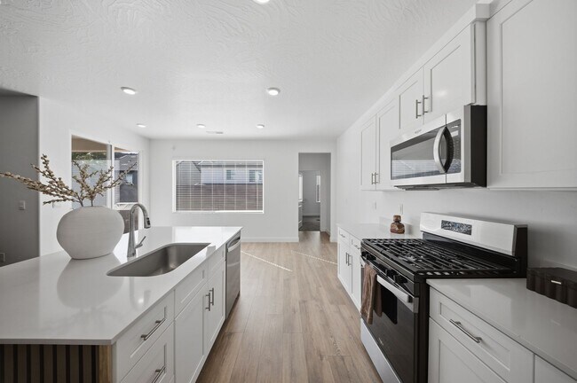 Building Photo - Extra Space, Extra Comfort! 5 Bedroom Home With Bonus Den in Long Valley!