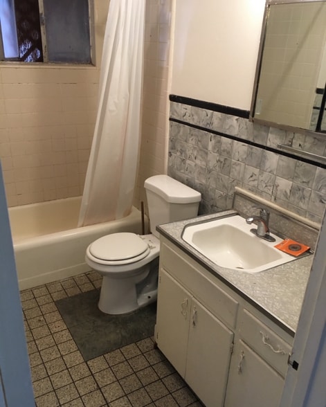 Building Photo - 4640 Clairemont Dr