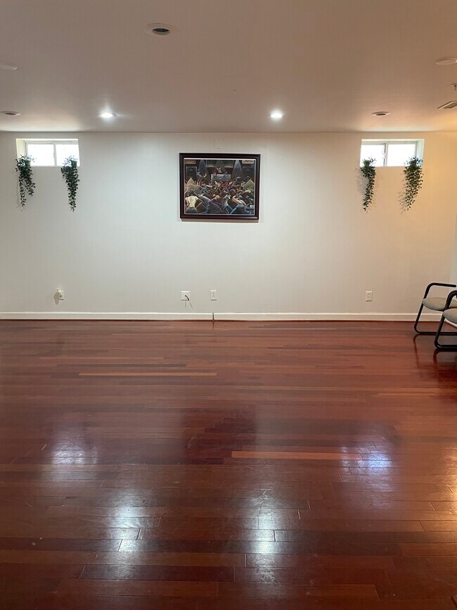 Building Photo - 10801 Glenshire Dr