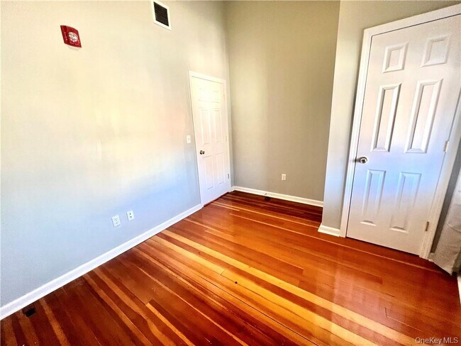 Building Photo - 4 E Main St