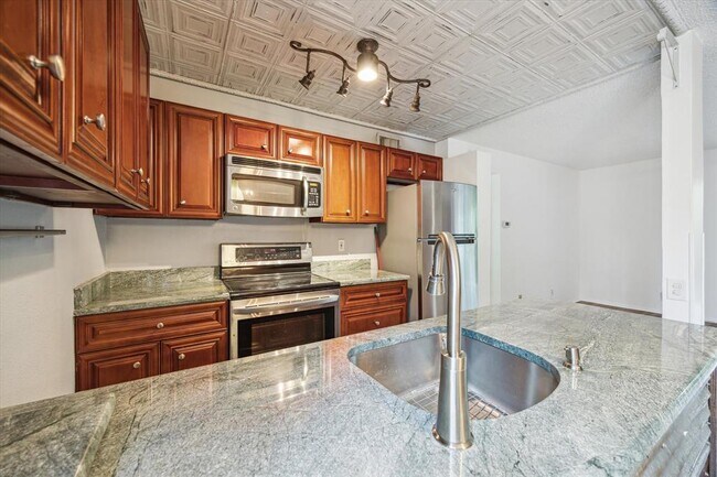 Building Photo - 1304 Mariposa Dr