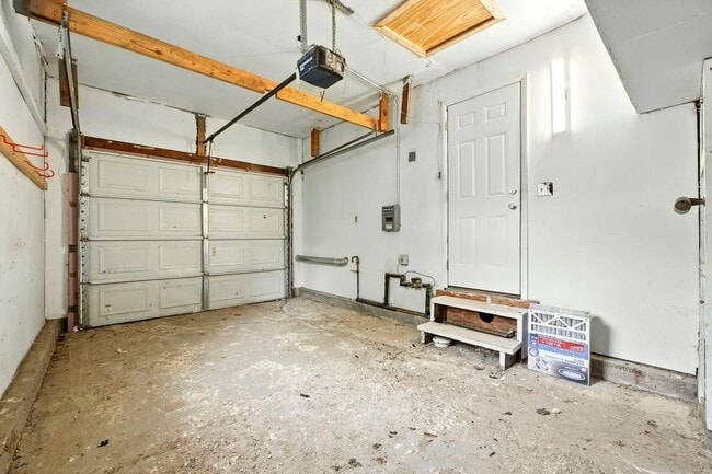 Building Photo - NEW LISTING! 3 BED/2 BATH HOUSE!