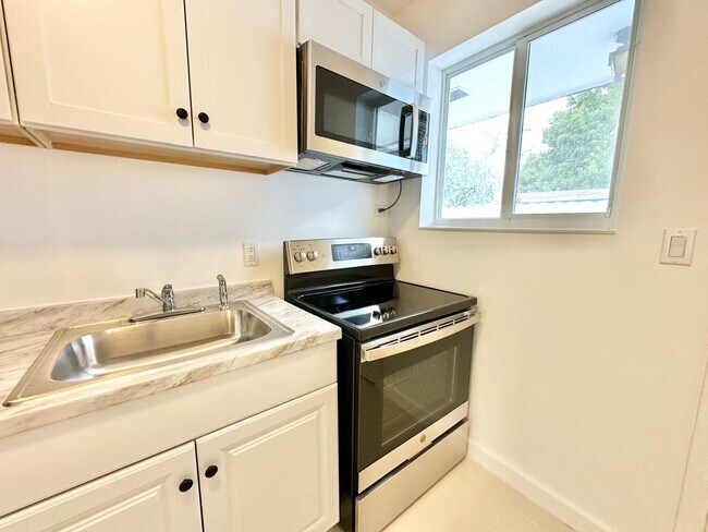 Building Photo - Freshly remodelled 2bed/1bath in a duplex ...