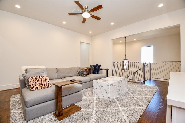 Building Photo - 3203 Blue Bonnet Blvd