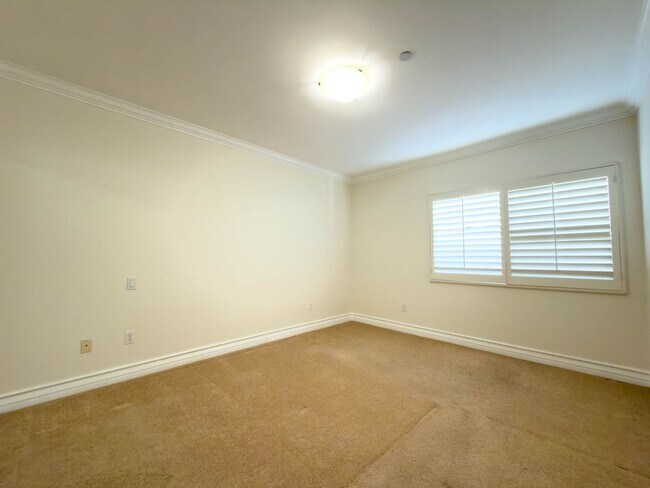 Building Photo - Spacious 3BR Condo with Luxury Finishes in Brentwood!