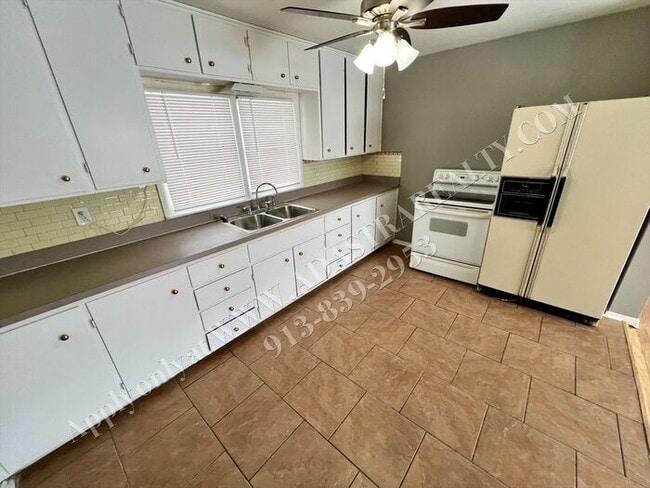 Building Photo - Updated 2 Bedroom 1 Bath House in North KC-Coming SOON!!