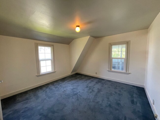 Building Photo - 4 bed/2 bath premier near UO Campus home w...