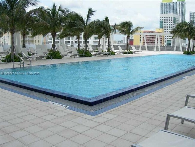 Building Photo - 1111 SW 1st Ave