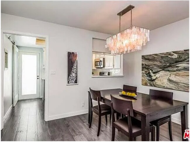 Dining area - 1606 S Barrington Ave