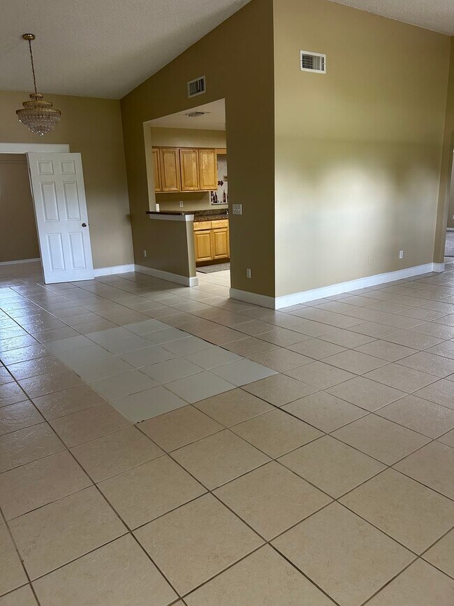 Building Photo - JUST LISTED -5 BEDROOM + BONUS ROOM - DELTONA NO PETS ALLOWED