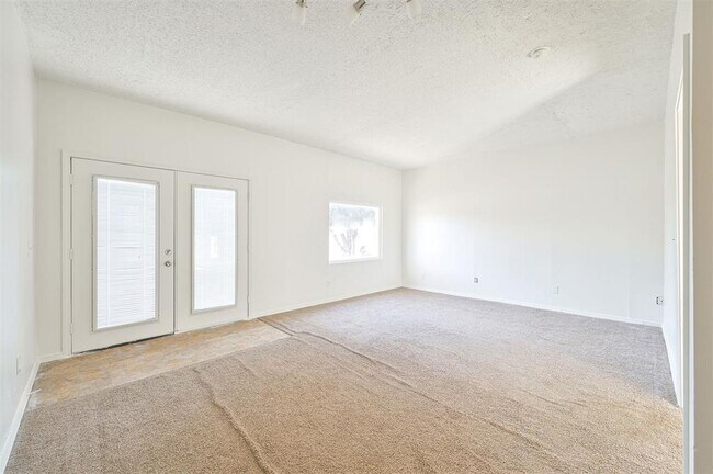 Building Photo - 421 Meadow Lake Dr