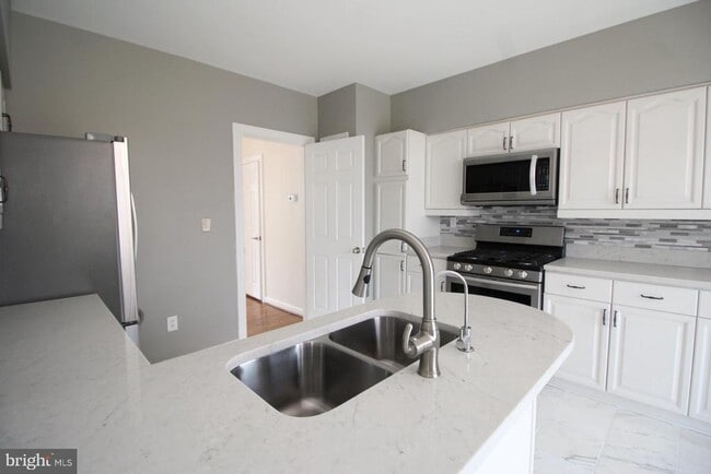 Building Photo - 6423 Little Potters Ln