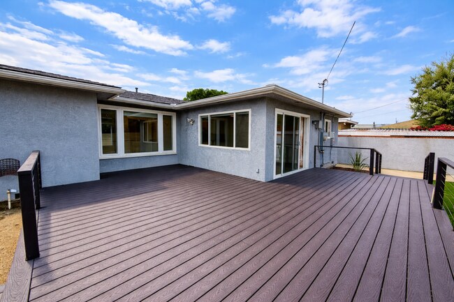 Building Photo - 6BD/3BA Close to Campus - Large Rooms! Great Yard!