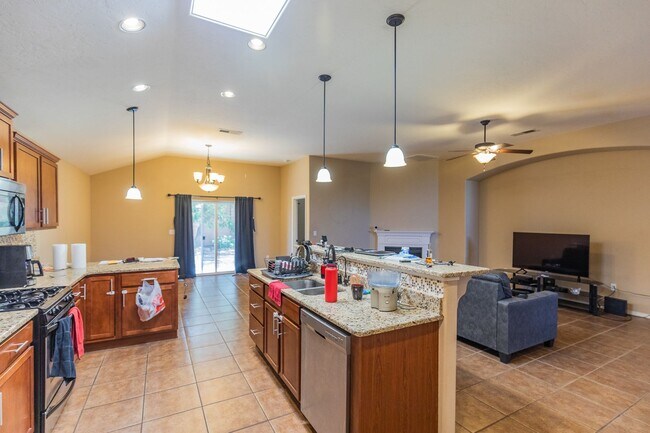 Building Photo - Spacious 4 Bedroom Home