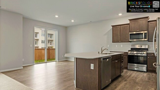 Building Photo - 5 BEDROOMS | A/C | 3-CAR GARAGE | FENCED BACKYARD | 2,780 SQ. FT. | CONVENIENT TO JBLM