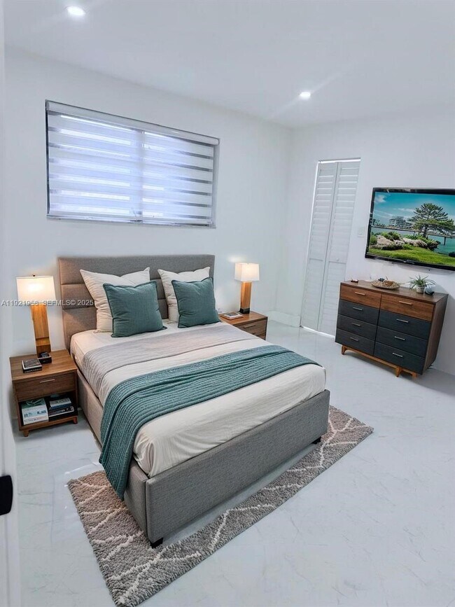 Building Photo - 4240 SW 27th St