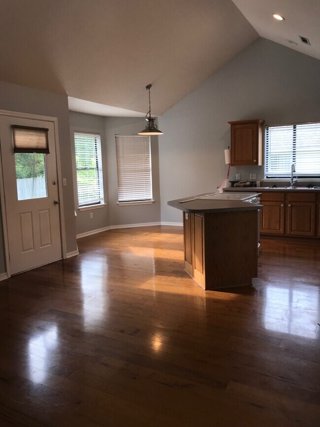 Building Photo - 2010 S Elm St