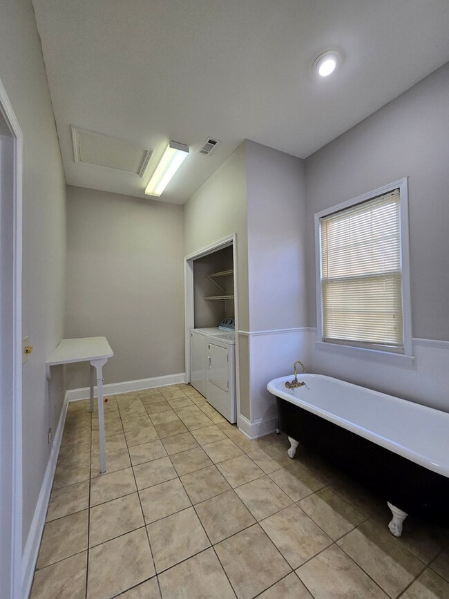 Building Photo - 900 Race Track Rd