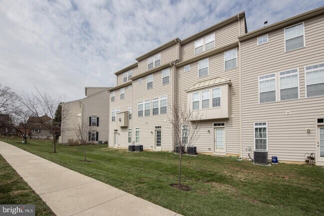 Building Photo - 1644 Oakridge Ln