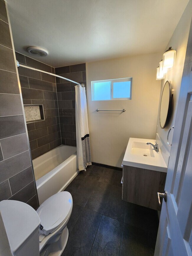 Building Photo - 3 Bedroom Single Story House in San Carlos