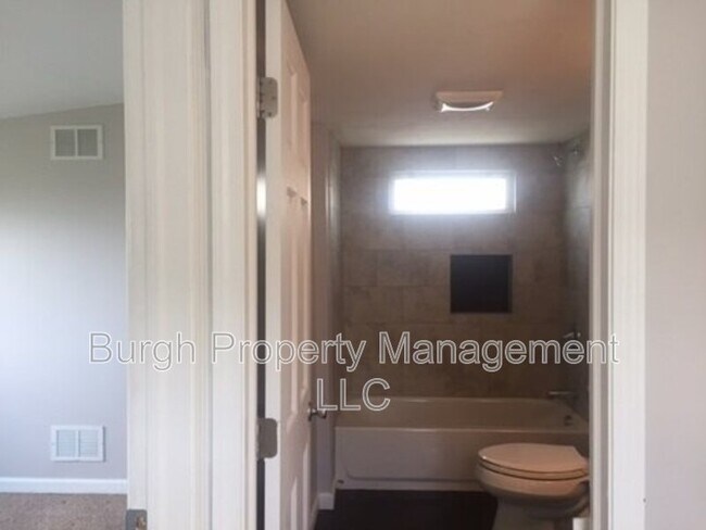 Building Photo - 6 Regina St