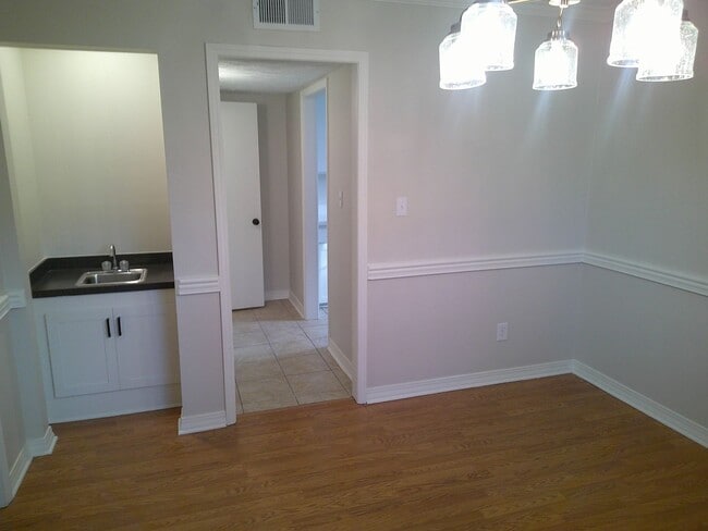 Building Photo - *****MOVE IN SPECIAL! 1/2 OFF 1ST MONTHS R...