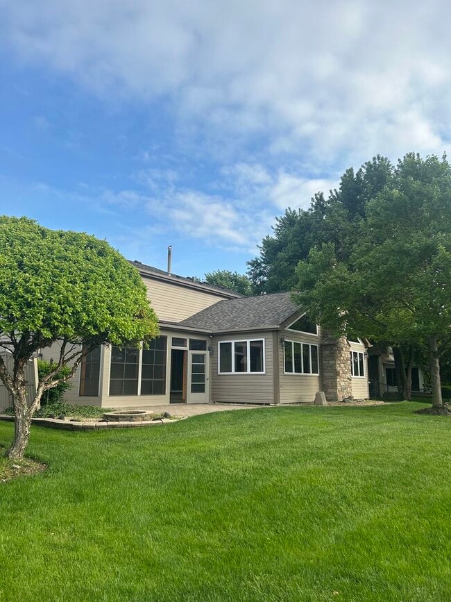 Building Photo - 527 Springwood Ln