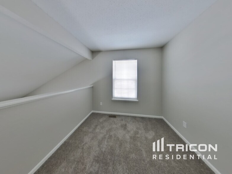 Building Photo - 484 Brookstone Dr