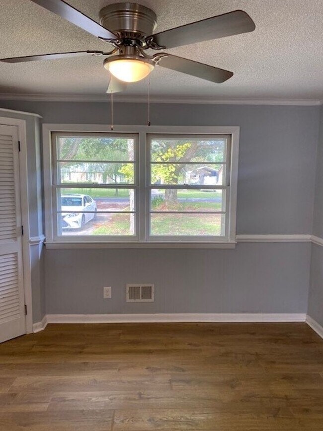 Building Photo - Brick Ranch Home in Pine Valley