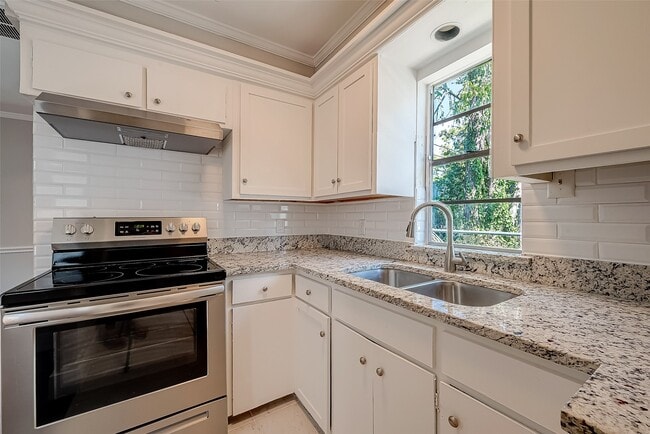 Building Photo - 5831 Annunciation St