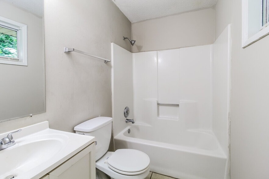 Building Photo - 481 Village Square Ct